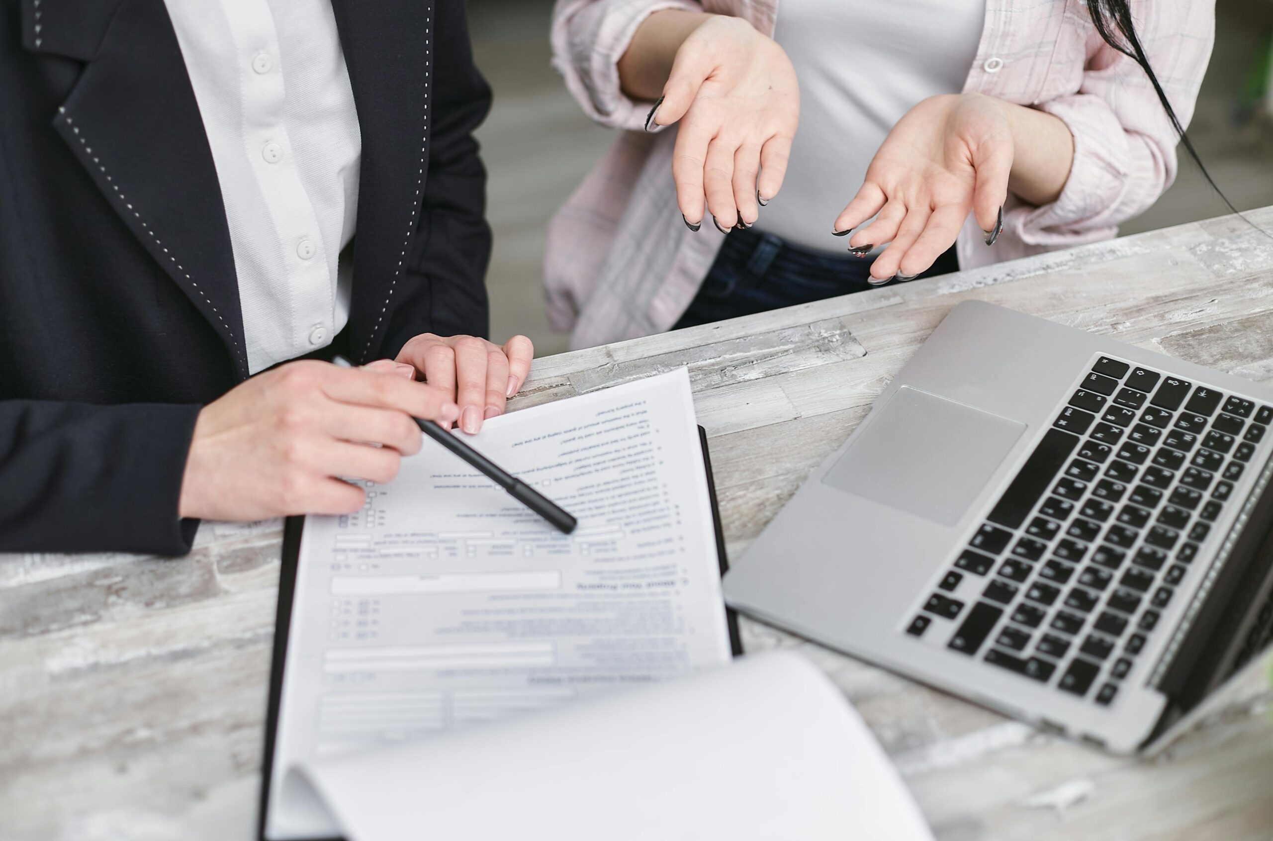 Contratar ou Terceirizar: Vantagens, Desvantagens e Como Escolher entre Hunting e Outsourcing de TI