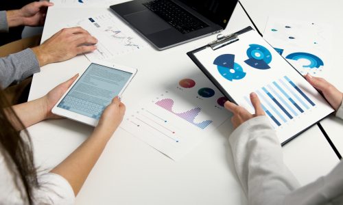 Sucesso a Longo Prazo x Cortes de Curto Prazo Equilibrando Restrições Orçamentárias