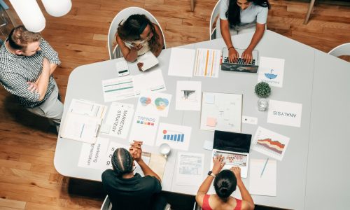 O poder do grande trabalho em equipe reside em sua capacidade de aproveitar a inteligência coletiva e as diversas perspectivas dos indivíduos.